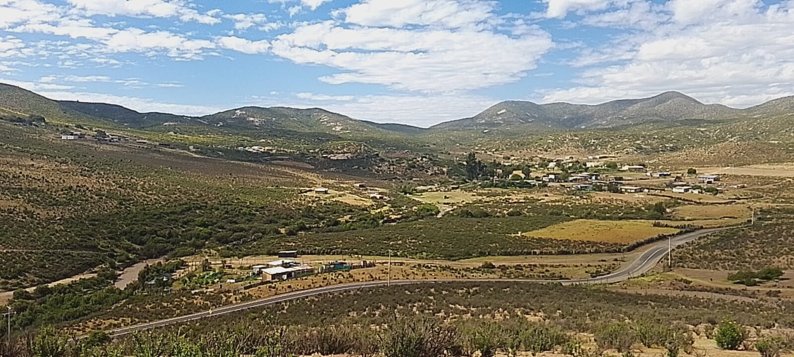 Caminos y viviendas entre los cerros de Cuesta El Manzano