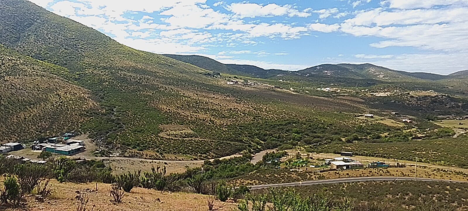 Vista de las viviendas y caminos en el paisaje rural de Cuesta El Manzano